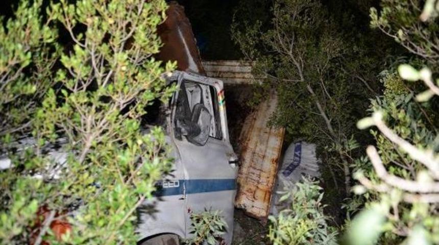 Kamyonet U&ccedil;uruma Yuvarlandı: 2 &Ouml;l&uuml;, 4 Yaralı