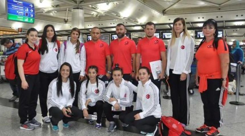 Kadın G&uuml;reş&ccedil;iler D&uuml;nya Şampiyonasına Gitti