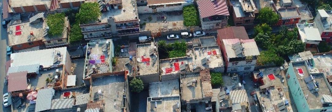 Adana&rsquo;da M&uuml;stakil Evlerin Damları, &Ccedil;ekilmiş Biberler Nedeniyle Kırmızıya Boyandı