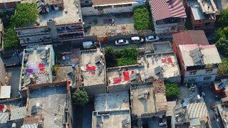 Adana’da Müstakil Evlerin Damları, Çekilmiş Biberler Nedeniyle Kırmızıya Boyandı