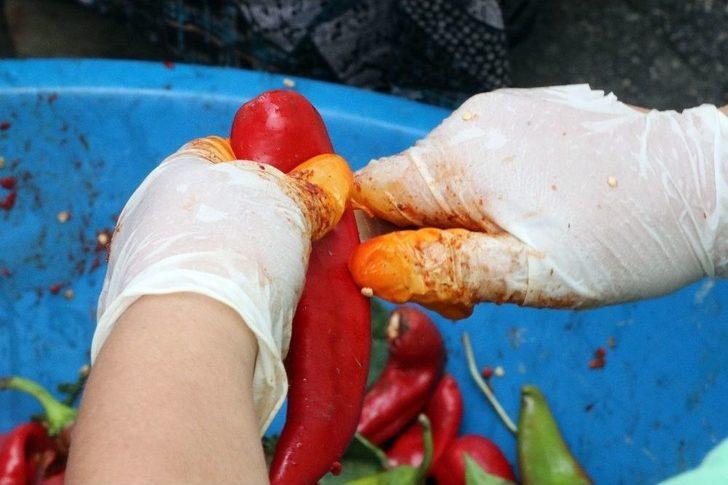 Adana’da Müstakil Evlerin Damları, Çekilmiş Biberler Nedeniyle Kırmızıya Boyandı G4