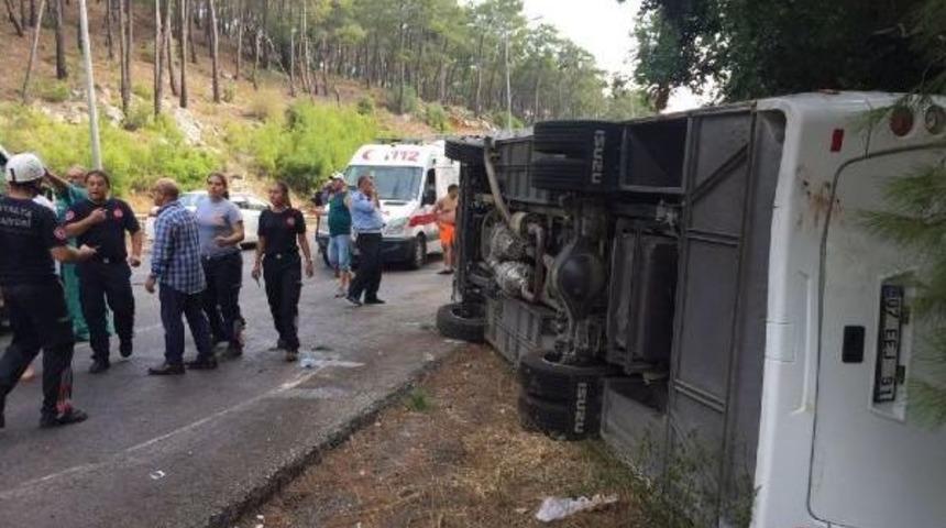 Antalya'da Turist Taşıyan Midib&uuml;s Devrildi (1)