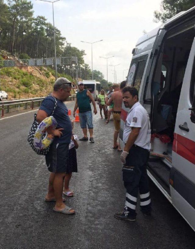 Antalya'da Turist Taşıyan Midibüs Devrildi (1)