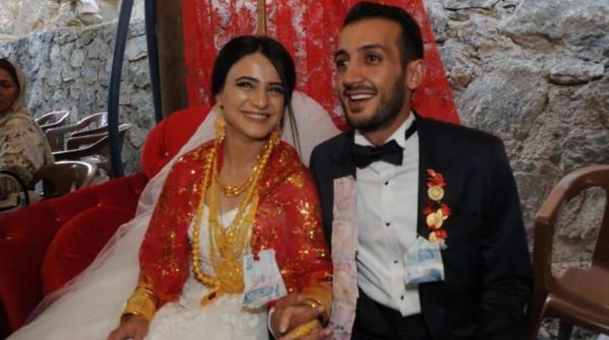 5 Bin Kişilik Aşiret D&uuml;ğ&uuml;n&uuml;nde Gelin Altınları Taşıyamadı