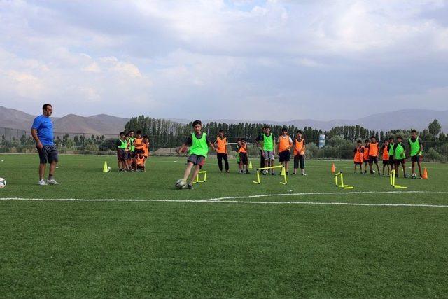 Gürpınar’da Geleceğin Futbolcuları Yetişiyor