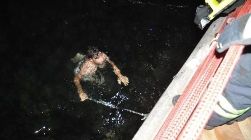 Kediyi Kurtarmak I&ccedil;in Denize Atladı