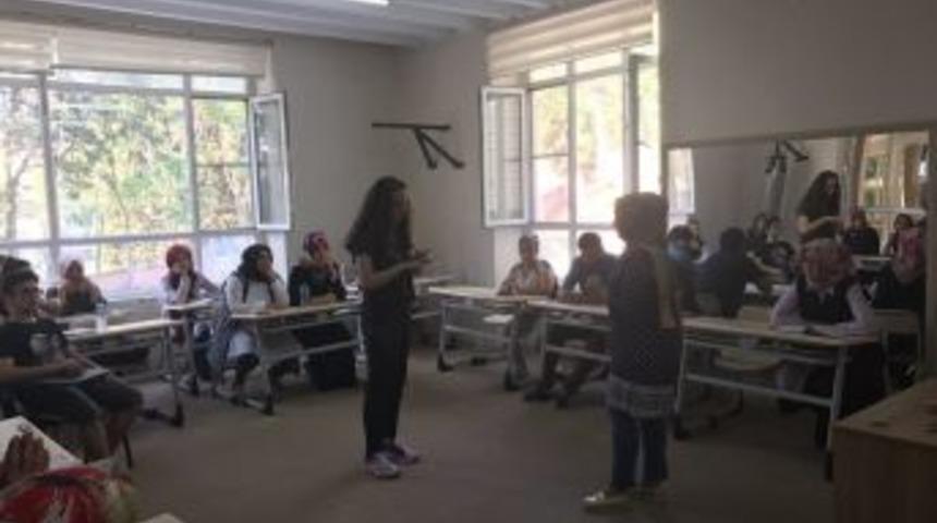 İşaret Dilini &Ouml;ğrenerek Engelleri Aşıyorlar