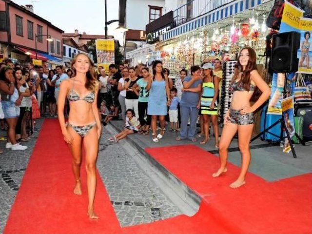 Çeşme Çarşısı Mayo Ve Bikini Defilesiyle Renklendi