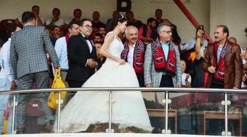 Trib&uuml;ndeki Gelin- Damada Vali Ve Başkandan Yozgatspor Atkısı