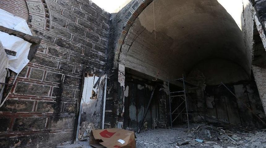 52 D&uuml;kkanın K&uuml;le D&ouml;nd&uuml;ğ&uuml; &Ccedil;arşı Yeniden Ayağa Kaldırıldı