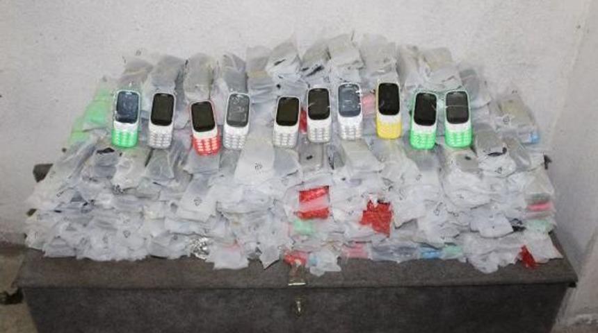 Yedek Lastik I&ccedil;ine Gizlenmiş 825 Adet Cep Telefonu Ele Ge&ccedil;irildi