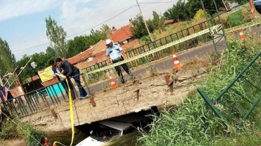 Sulama Kanalına D&uuml;şen Otomobilden Sağ Kurtuldu