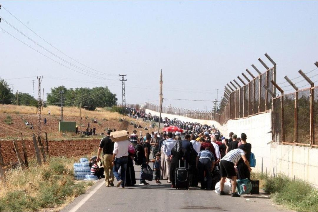 Suriyeliler G&ouml;zyaşlarıyla Terk Ettikleri &Uuml;lkelerine Bayram İ&ccedil;in Geri D&ouml;n&uuml;yor