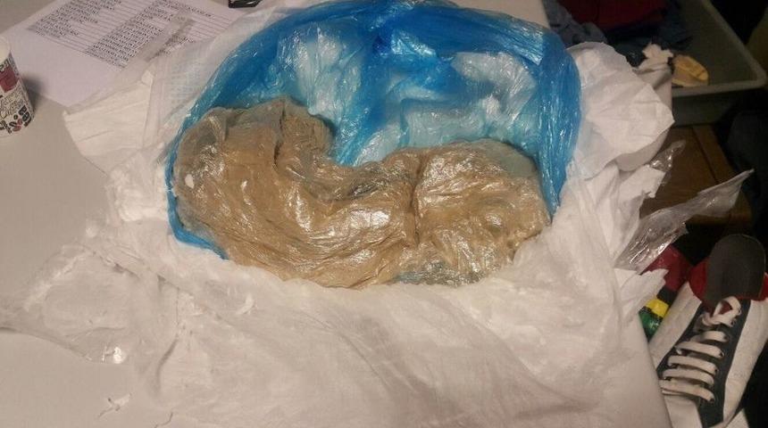 Bacaklarının Arasına Bağladığı Hasta Beziyle Uyuşturucu Sevkiyatı