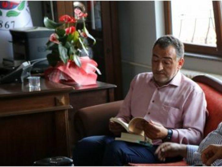 Başkan Süleyman Özkan, Milletvekili Mustafa Şükrü Nazlı’ya Kitap Hediye Etti