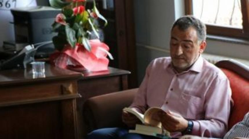 Başkan S&uuml;leyman &Ouml;zkan, Milletvekili Mustafa Ş&uuml;kr&uuml; Nazlı&rsquo;ya Kitap Hediye Etti