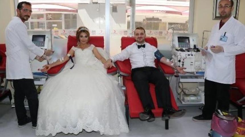 D&uuml;ğ&uuml;n &Ouml;ncesi Gelinlik Ve Damatlıkla Kızılay'a Kan Bağışladılar