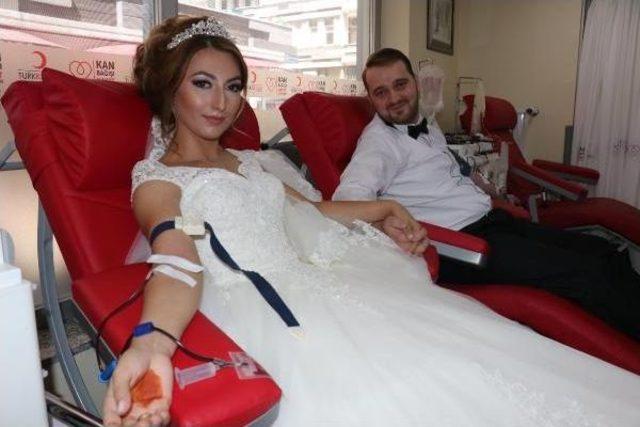 Düğün Öncesi Gelinlik Ve Damatlıkla Kızılay'a Kan Bağışladılar