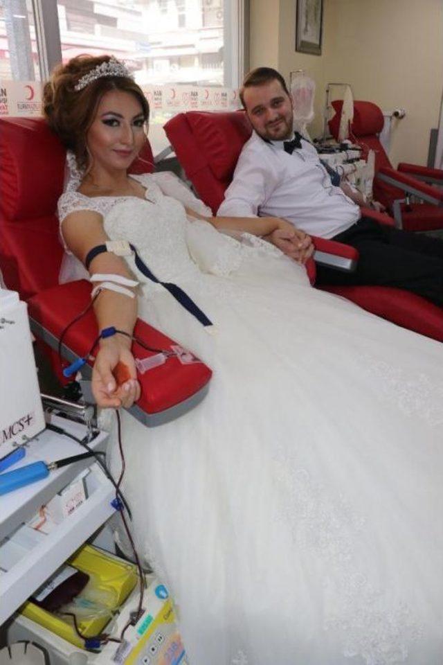 Düğün Öncesi Gelinlik Ve Damatlıkla Kızılay'a Kan Bağışladılar