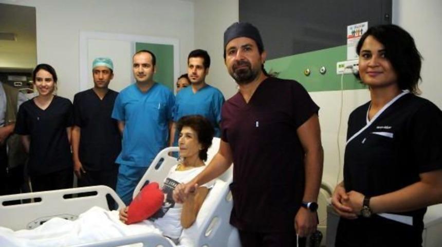 G&ouml;ğs&uuml;ndeki 8.5 Santimlik Kitle Ameliyatla Alındı