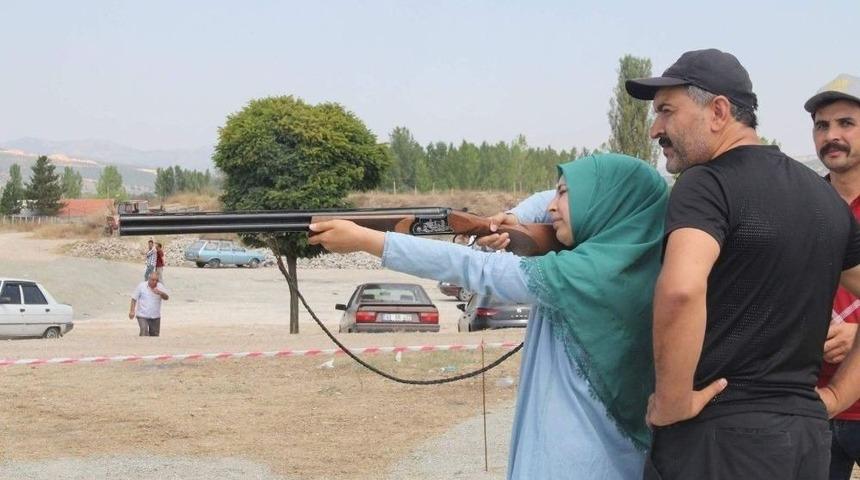 Liseli Zehra Betül Akın, Attığını 12’den Vuruyor