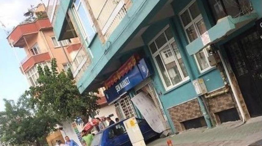 K&ouml;şeyi D&ouml;nemeden Markete Daldı