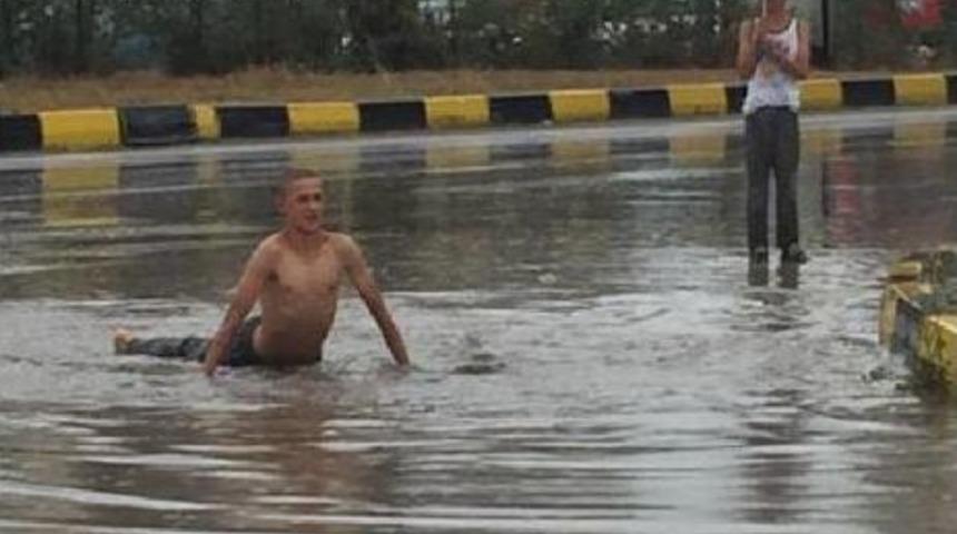 Bartınlı Gen&ccedil;, Su Birikintisinde Y&uuml;zmeye &Ccedil;alıştı