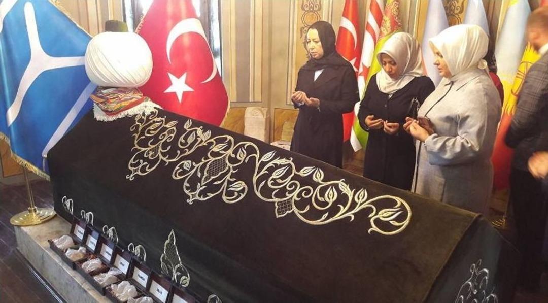 Ak Parti Genel Başkan Yardımcısı &Ouml;znur &Ccedil;alık Ertuğrul Gazi T&uuml;rbesinde Dua Etti