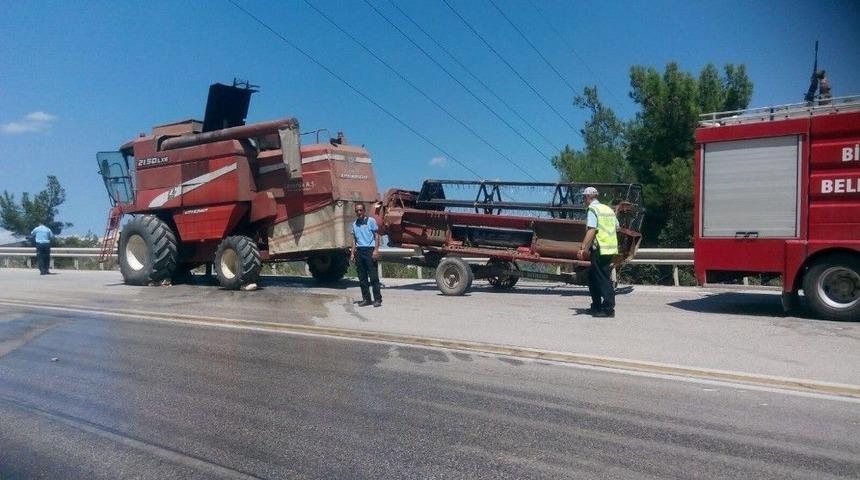 Seyir Halindeki Biçerdöver Alev Aldı