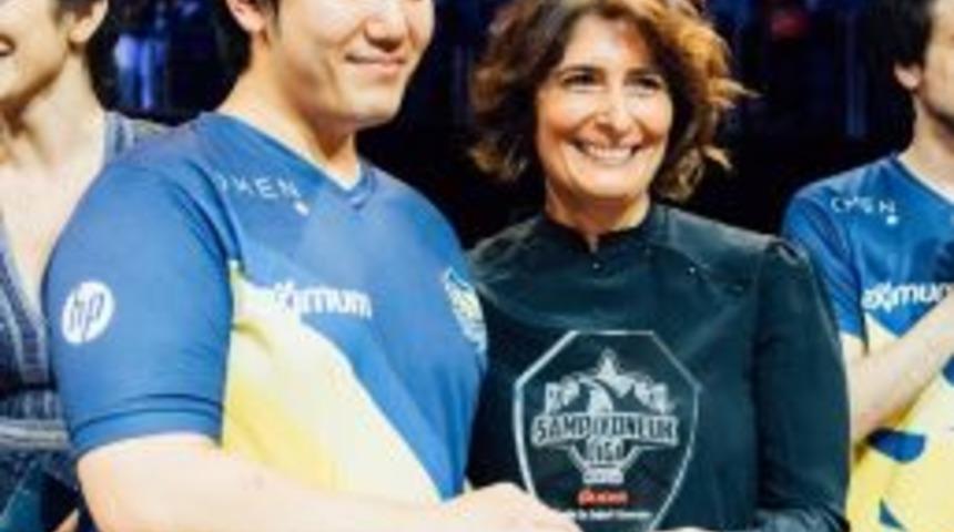 &Uuml;lker &lsquo;en Değerli Oyuncu&rsquo;yu &Ouml;d&uuml;llendirdi