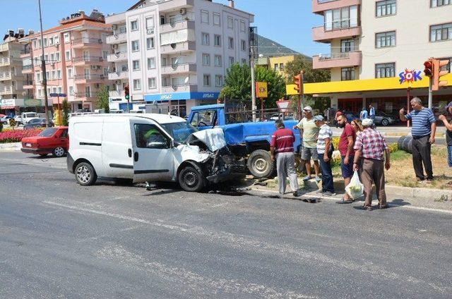 Milas’ta Kamyonet İle Hafif Ticari Araç Çarpıştı; 3 Yaralı