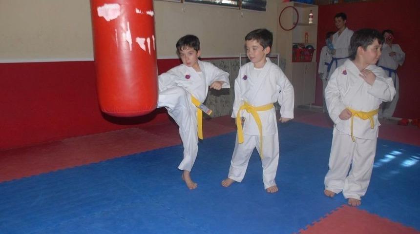 Tek Yumurta &Uuml;&ccedil;&uuml;zleri 6 Ay &Ouml;nce Başladıkları Karatede İlk Madalyalarını Aldı