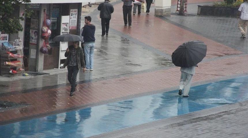 Bolu&rsquo;da Sağanak Yağmur Etkili Oldu