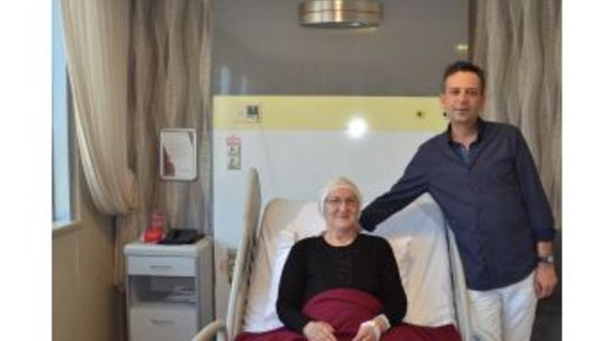 Beynindeki T&uuml;m&ouml;r &ldquo;konuşarak&rdquo; &Ccedil;ıkarıldı