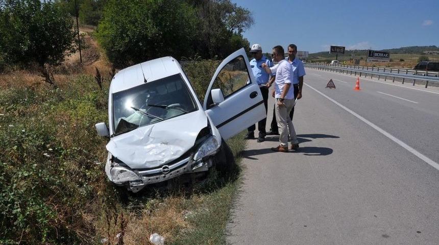 D&uuml;ğ&uuml;n Yolunda Kaza: 3 Yaralı