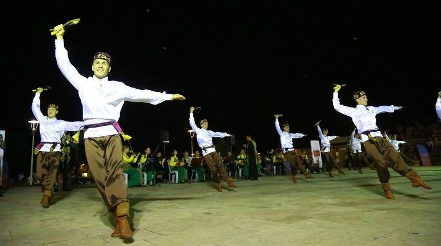 D&uuml;nyaca &Uuml;nl&uuml; Dans&ccedil;ılardan Muhteşem G&ouml;steri