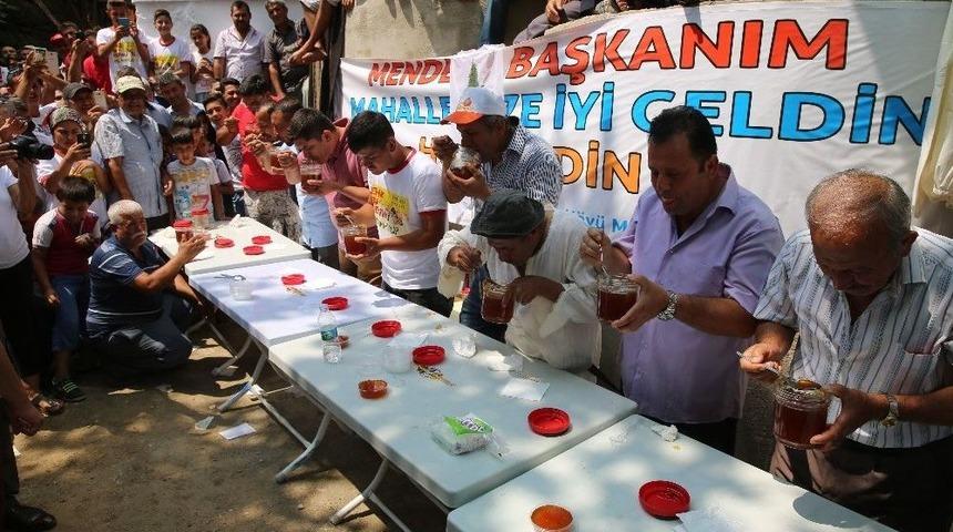 3 Dakikada 2 Kilogram Bal Yedi, &rsquo;bana Mısın&rsquo; Demedi