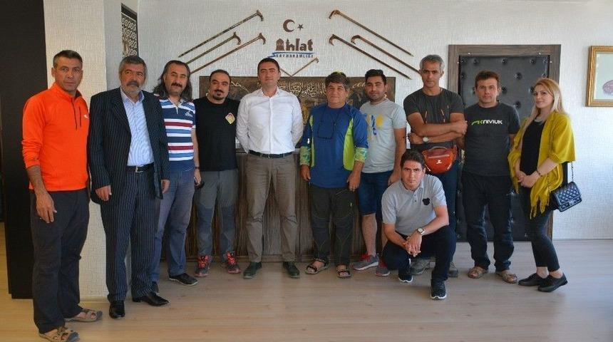 İranlı Paraş&uuml;t&ccedil;&uuml; Grubu Ahlat Semalarında U&ccedil;acak