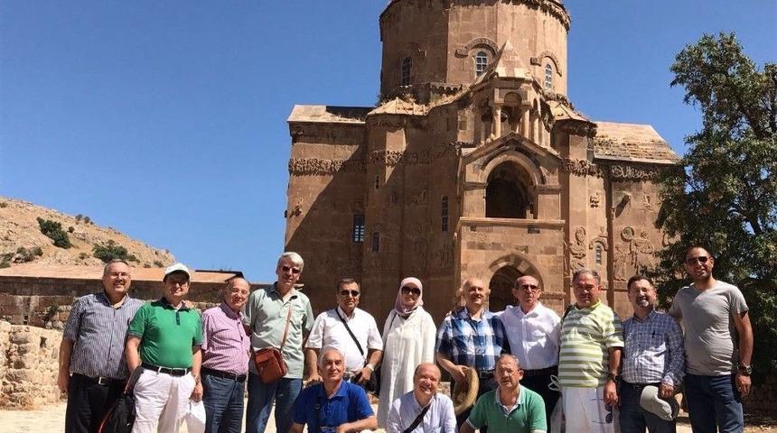 Tıp Fak&uuml;ltesi Mezunları 28 Yıl Sonra Biraraya Geldi