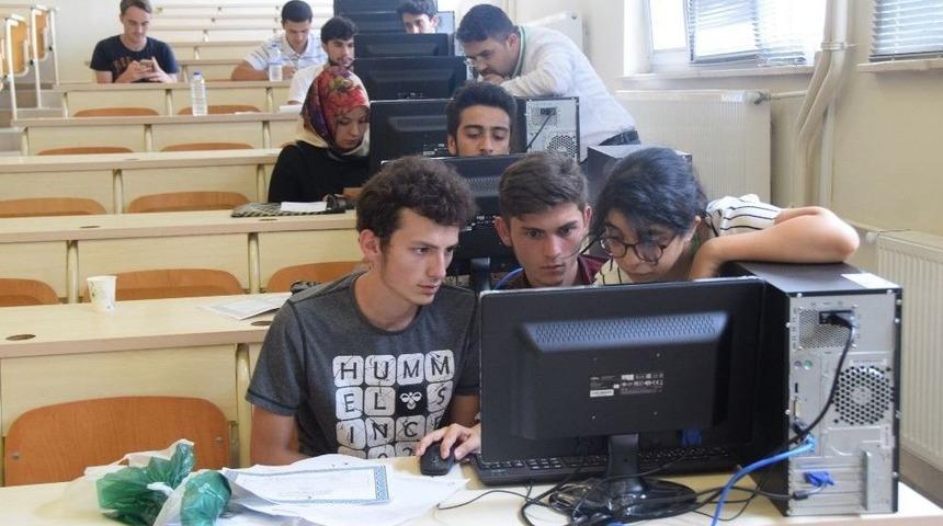 D&uuml;zce &Uuml;niversitesi Yine İlk Sırada