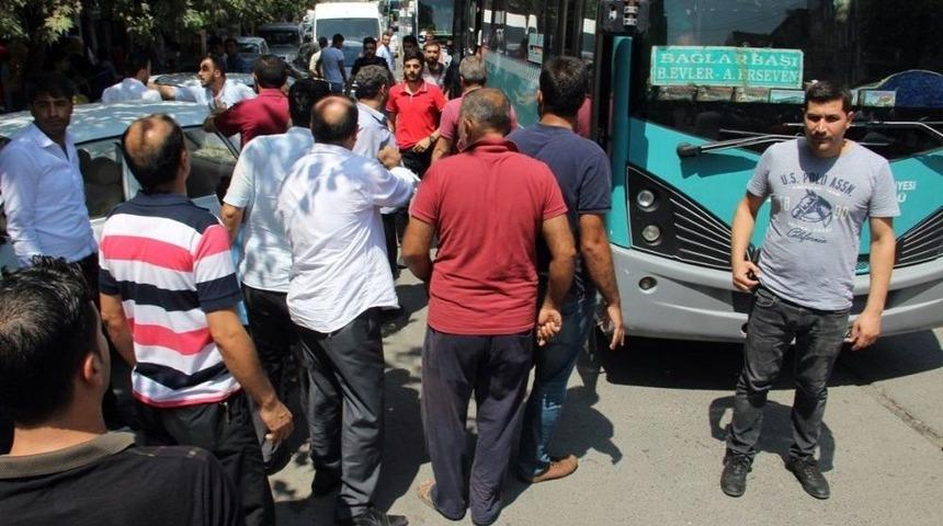 Otob&uuml;s Şof&ouml;r&uuml;n&uuml; Vuran Şahsı Lin&ccedil; Edilmekten Havaya Ateş A&ccedil;an Polis Kurtardı