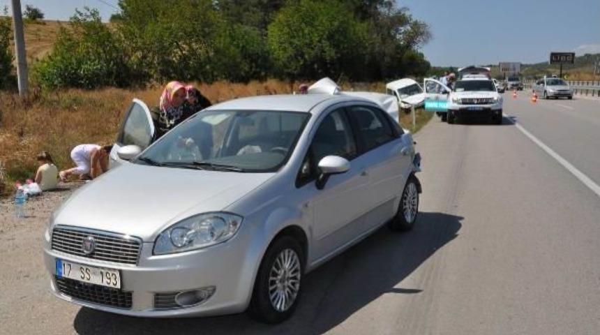 D&uuml;ğ&uuml;n Yolunda Kaza: 3 Yaralı