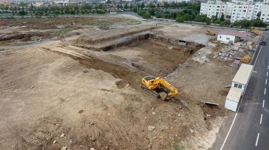 Y&uuml;reğir&rsquo;in İlk Kapalı Y&uuml;zme Havuzu Ve Spor Kompleksi İnşaatı Başladı