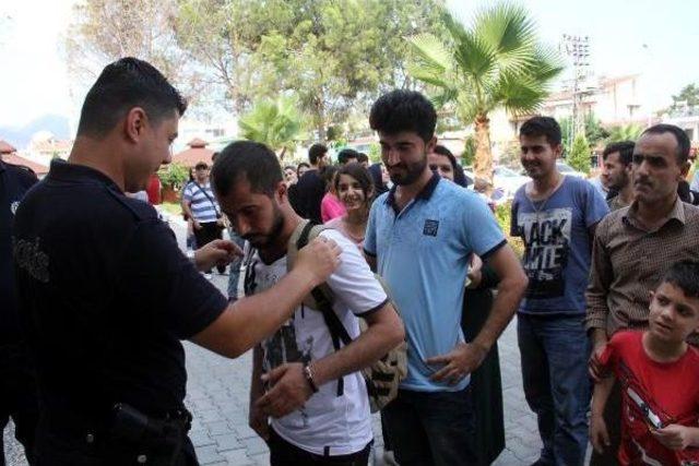 Kovalamacada Durdurulan 4 Minibüsten 103 Kaçak Çıktı