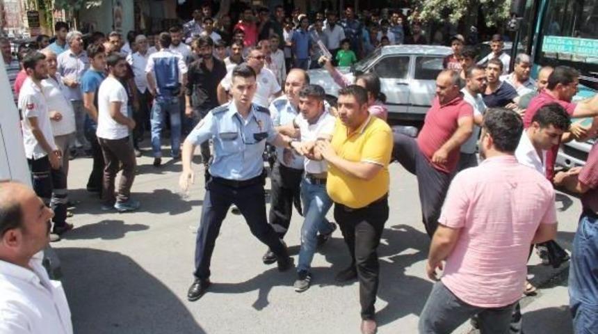 Yol Verme Kavgasında Lin&ccedil; Girişimini Polis Havaya Ateş A&ccedil;arak &Ouml;nledi