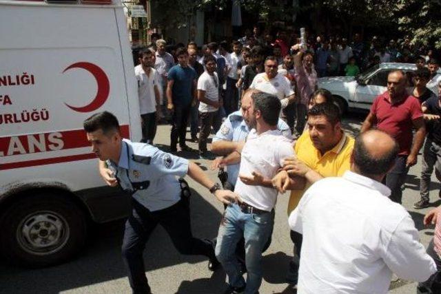 Yol Verme Kavgasında Linç Girişimini Polis Havaya Ateş Açarak Önledi