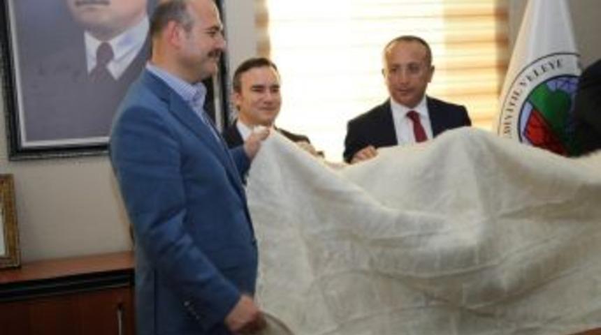 İ&ccedil;işleri Bakanı Soylu&rsquo;ya Tiftik Battaniyesi Armağan Edildi
