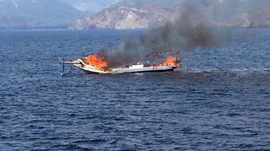 Yanan Tekne Sulara G&ouml;m&uuml;ld&uuml;