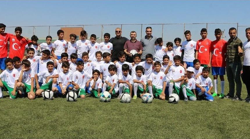 Suriyeli &Ccedil;ocuklara Spor Malzemesi