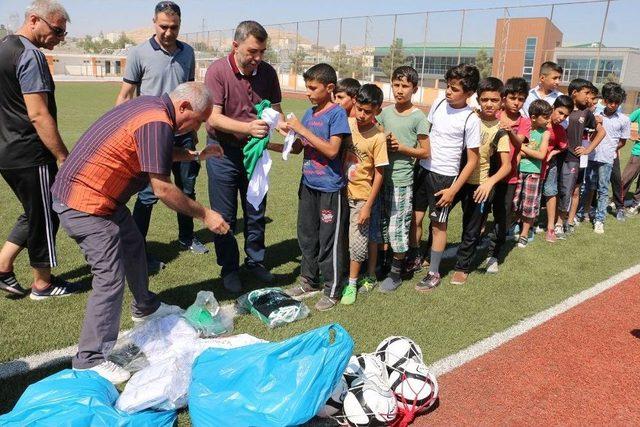 Suriyeli Çocuklara Spor Malzemesi